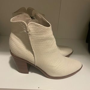 White snakeskin boots size 8